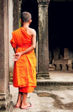 Siem Reap Kamboçya Angkor Wat Tapınağı'nda bir keşiş derin derin düşünür.