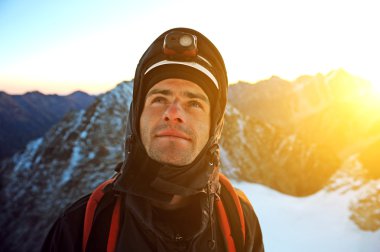 Dağcı bir karlı dağın tepesine ulaşır