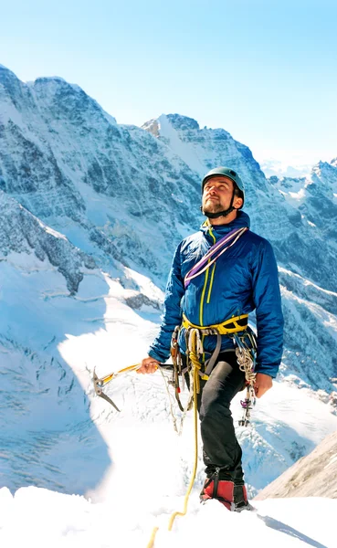 Un jeune grimpeur atteint le sommet. Concept de sport extrême — Photo