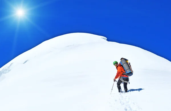 ヒマラヤ山脈でのハイキング。アクティブ スポーツ コンセプト — ストック写真