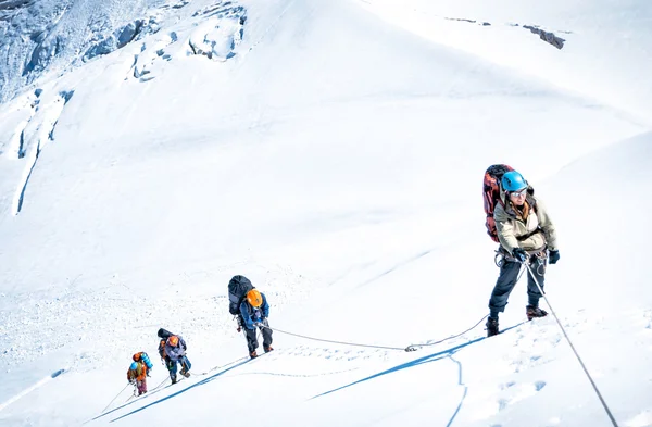 Groupe d'alpinistes atteignant le sommet. Concept de sport extrême — Photo