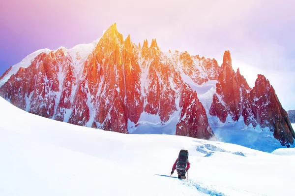 Група альпіністів, що досягають вершини — стокове фото