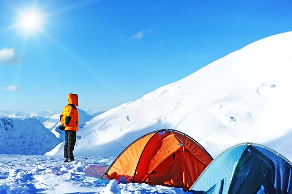 Escalador en el monte nevado. Deporte extremo —  Fotos de Stock