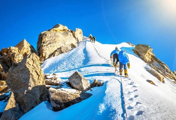 Groupe d'alpinistes atteignant le sommet — Photo