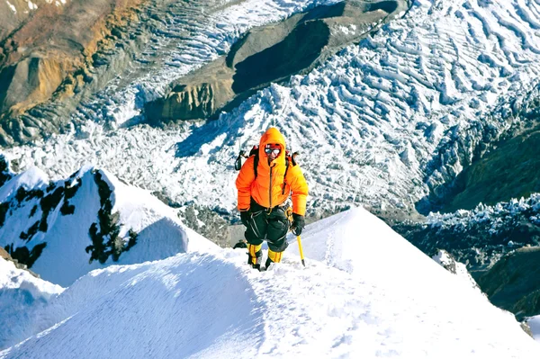 Ένα μοναχικό ορειβάτης έφτασε στη βουνοκορφή — Φωτογραφία Αρχείου