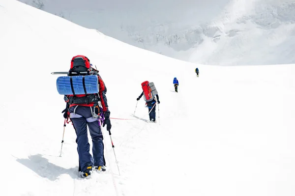 Grupo de alpinistas atingindo o cume — Fotografia de Stock