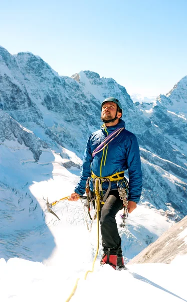 Grupo de escaladores que llegan a la cumbre — Foto de Stock