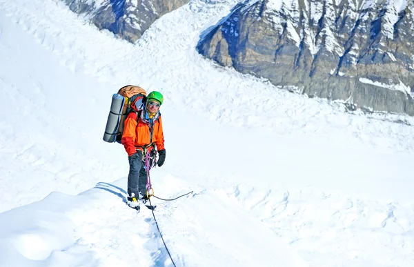Groep van de klimmers bereiken de top — Stockfoto