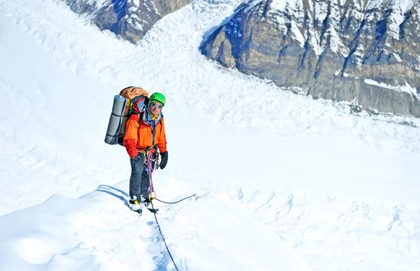 Grupo de alpinistas atingindo o cume — Fotografia de Stock