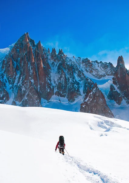 Grupo de alpinistas atingindo o cume — Fotografia de Stock