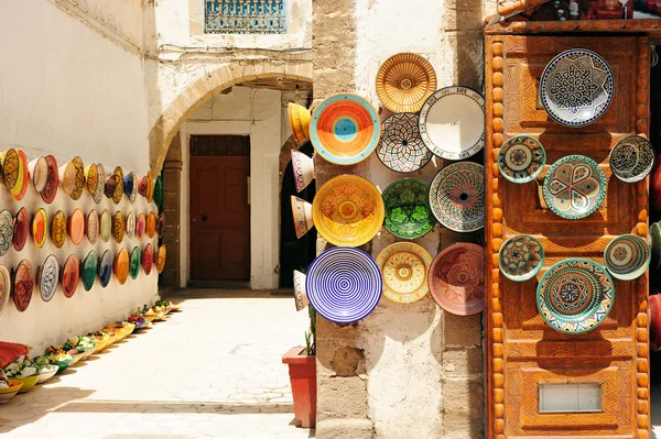 Distintivos, tajines e vasos de barro no souk em Chefchaouen, Marocco — Fotografia de Stock