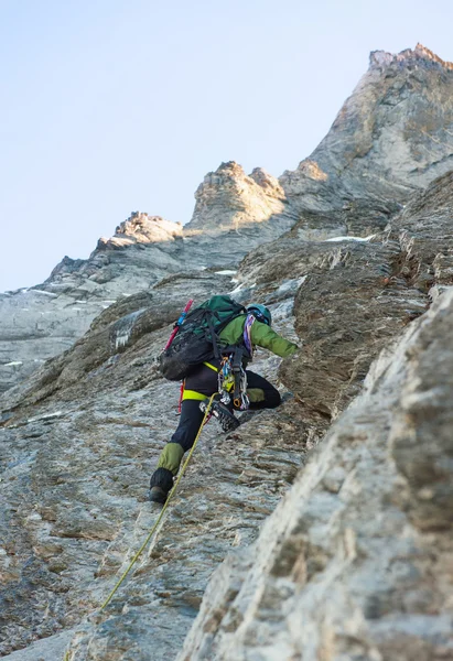 Grupa wspinaczy osiągnięcia szczytu, Himalaje Nepalu — Zdjęcie stockowe