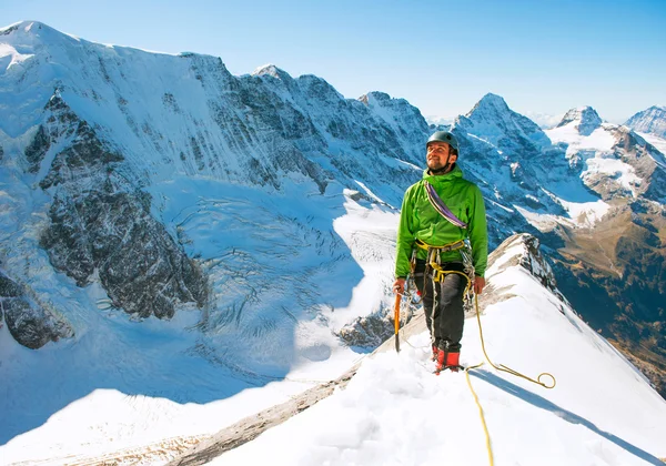 Grupo de escaladores que llegan a la cumbre — Foto de Stock