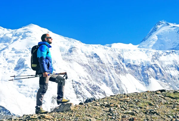 Trekking en Nepal. Concepto de deporte activo — Foto de Stock