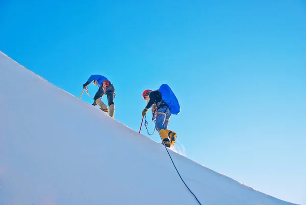 Um grupo de alpinistas chegando ao cume — Fotografia de Stock