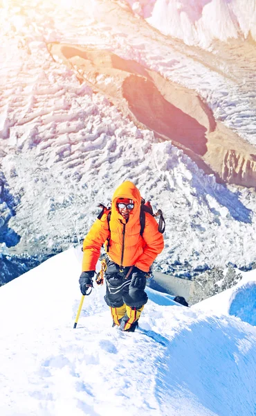 Альпинист достигает вершины. Концепция экстрима — стоковое фото
