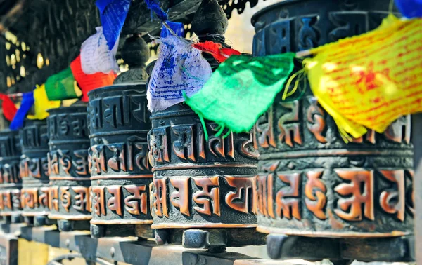 Katmandu, Nepal 'deki tapınağın dua çarkını kapattım. — Stok fotoğraf