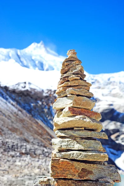 Himalaya dağ manzarası ile ön plan taş kule — Stok fotoğraf