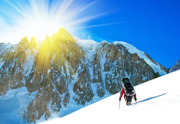 在冰雪地上高山登山者余额 — 图库照片