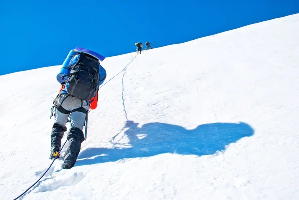 Un grupo de escaladores llega a la cumbre — Foto de Stock