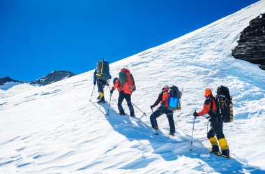 Grup simmit ulaşan dağcı. Takım iş kavramı