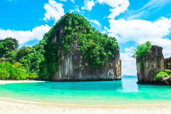 Nádherný tropický ostrov v Thajsku. Prázdniny a dovolené koncepce — Stock fotografie