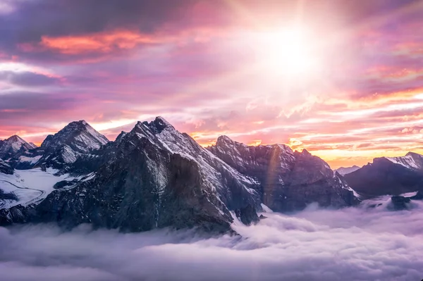 Зимняя сцена с закатом в горах — стоковое фото
