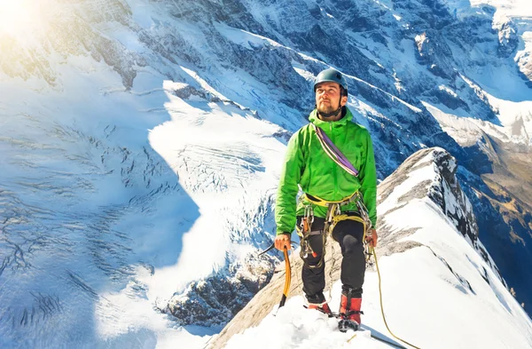 Um jovem alpinista a chegar ao cume. Conceito de desporto extremo — Fotografia de Stock