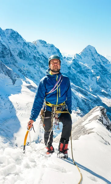 一个登山者到达山的顶峰。活跃的运动概念 — 图库照片