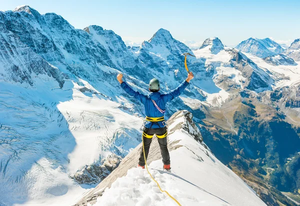 一个登山者到达山的顶峰。活跃的运动概念 — 图库照片