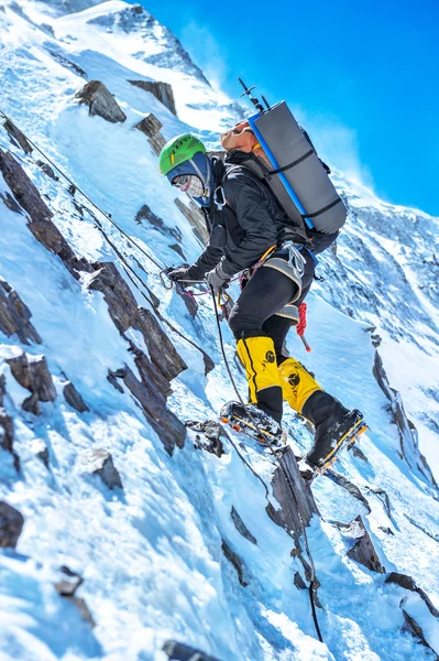 En klättrare når toppen på berget. Aktiv sport koncept — Stockfoto