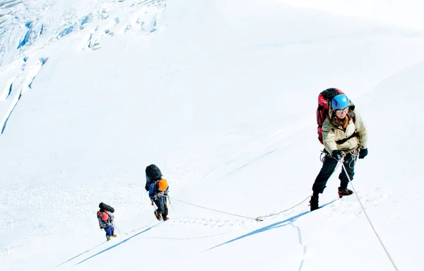 Grupo de alpinistas atingindo o cume — Fotografia de Stock