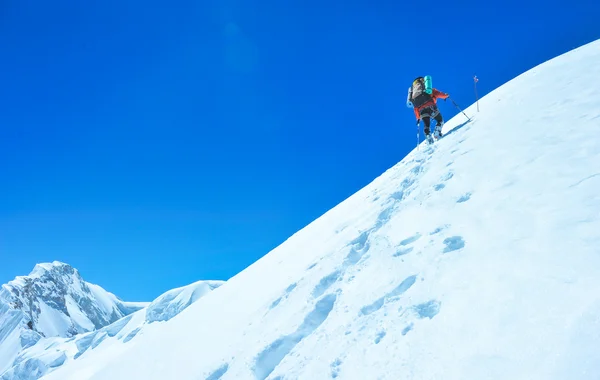 一个登山者到达山的顶峰。活跃的运动概念 — 图库照片