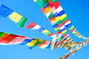 Kathmandu 'daki Bodhnath stupa Buda gözleri ve dua bayraklarıyla, Nepal