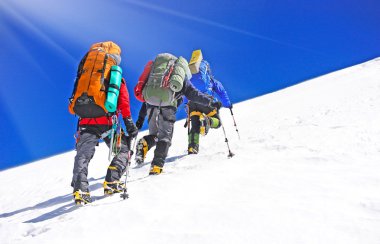 Grup dağcı zirveye ulaşan