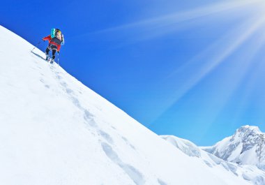 aşırı spor. Kış dağlarında yalnız yürüyüşçü