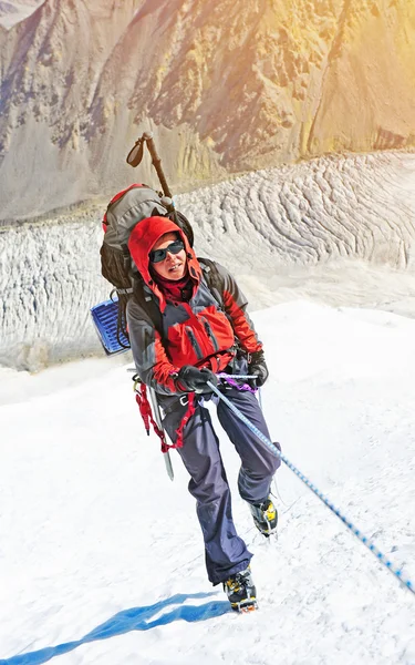 Um alpinista solitário chegando ao cume — Fotografia de Stock