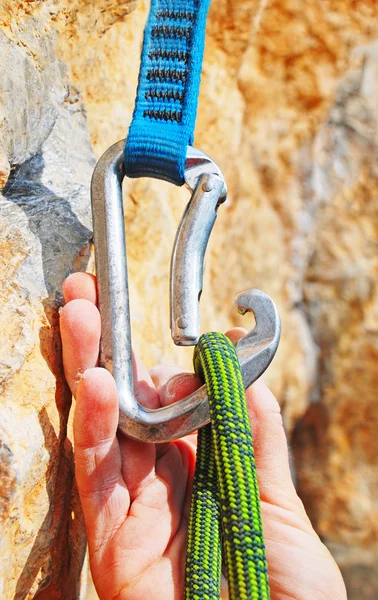 Climbing equipment - rope, carabiner — Stock Photo, Image