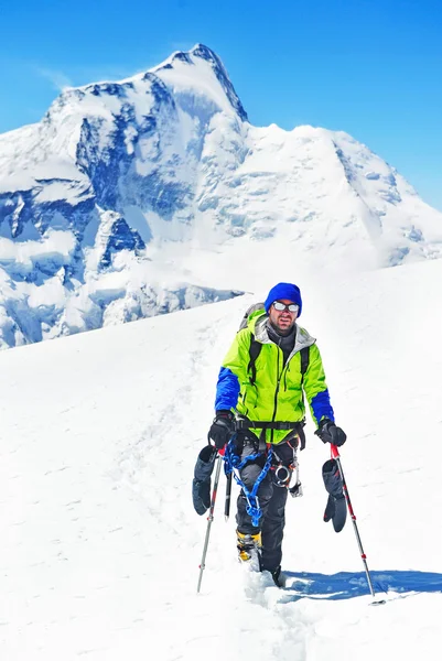 Ein einsamer Bergsteiger erreicht den Gipfel — Stockfoto