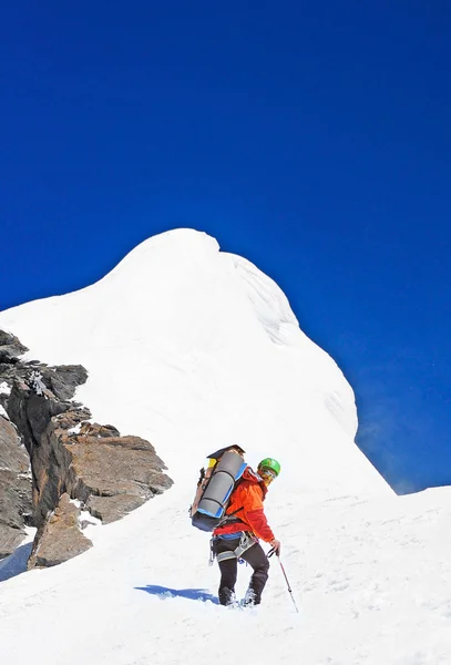 Um alpinista solitário chegando ao cume — Fotografia de Stock