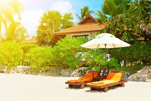 Strandstolar på perfekt tropisk vit sandstrand — Stockfoto