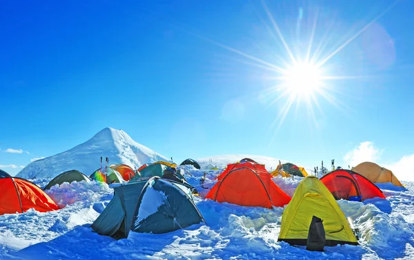 Tentes d'alpinistes haut dans les montagnes — Photo