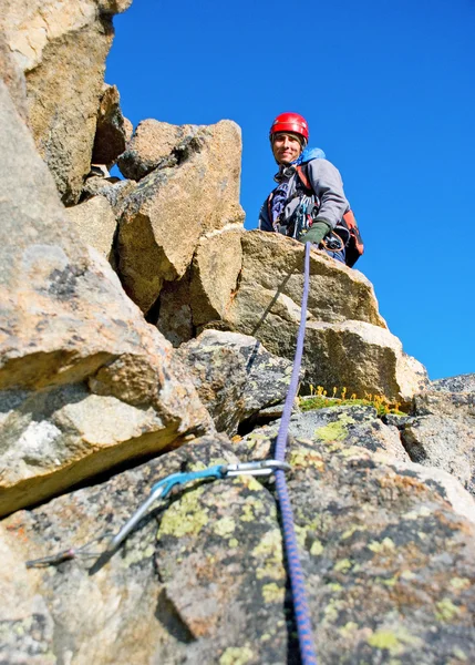 Extremsport. Junge Bergsteiger im Berg — Stockfoto