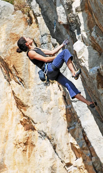 Frau übt sich im Klettern am Fels — Stockfoto