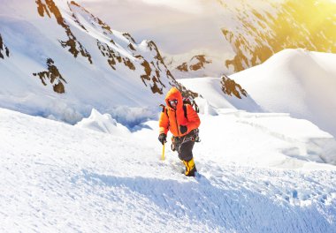 Dağcı dağın zirvesine ulaşır. Tırmanma ve dağcılık sporu. Nepal Dağları.