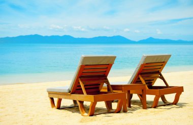 stoelen op het mooie zandstrand in de buurt van zee