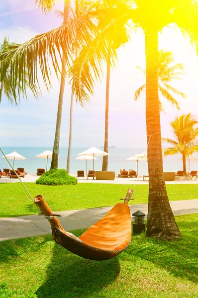 Beautiful Maldive beach and hammock. Empty hammock between palms at sandy beach. Summer holiday and vacation concept. — Stock Photo, Image