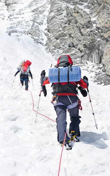 Grupo de alpinistas atingindo o cume — Fotografia de Stock