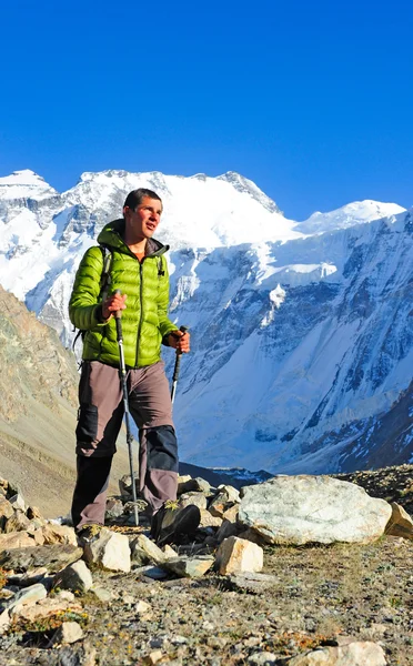 Randonneur sur le trek en Himalaya, Népal — Photo