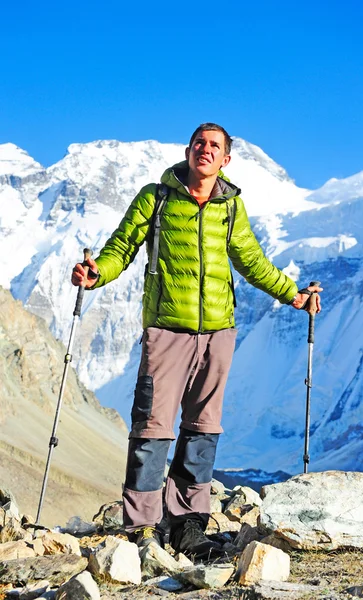 徒步旅行者在尼泊尔的喜马拉雅山脉中跋涉 — 图库照片